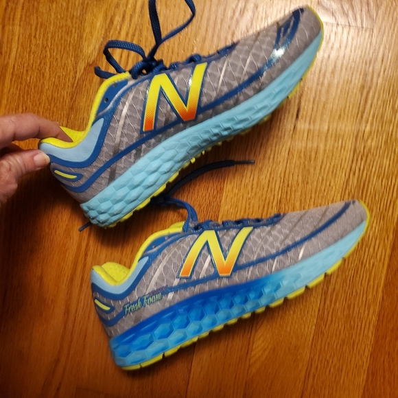 New Balance Shoes - Womens size 8M  New Balance tennis shoe silver and blue